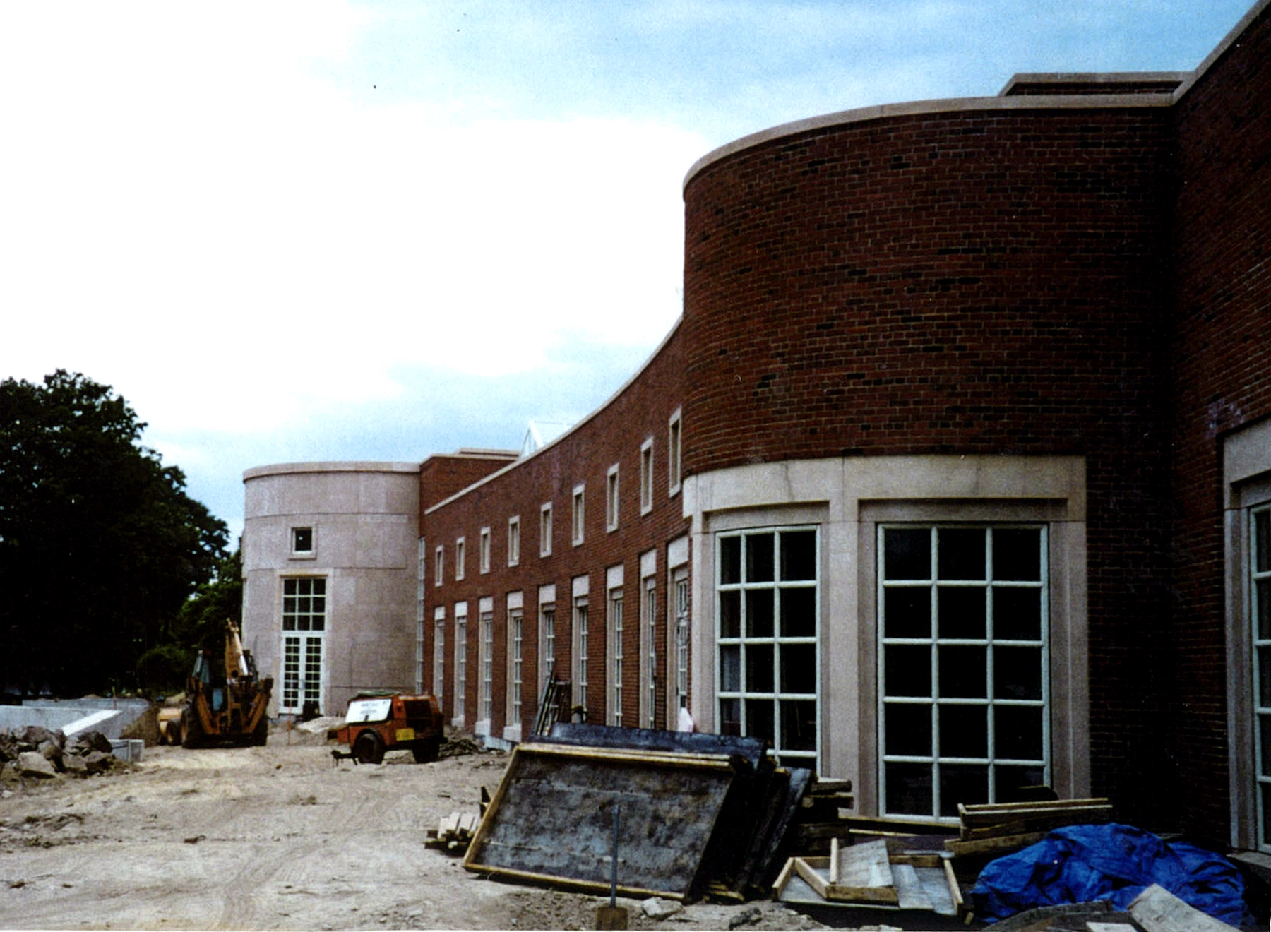 01_archival_construction_curved_brick_facade